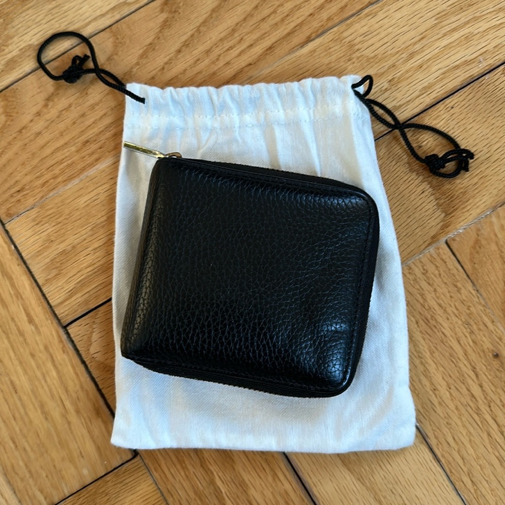 Cuyana zip wallet, black